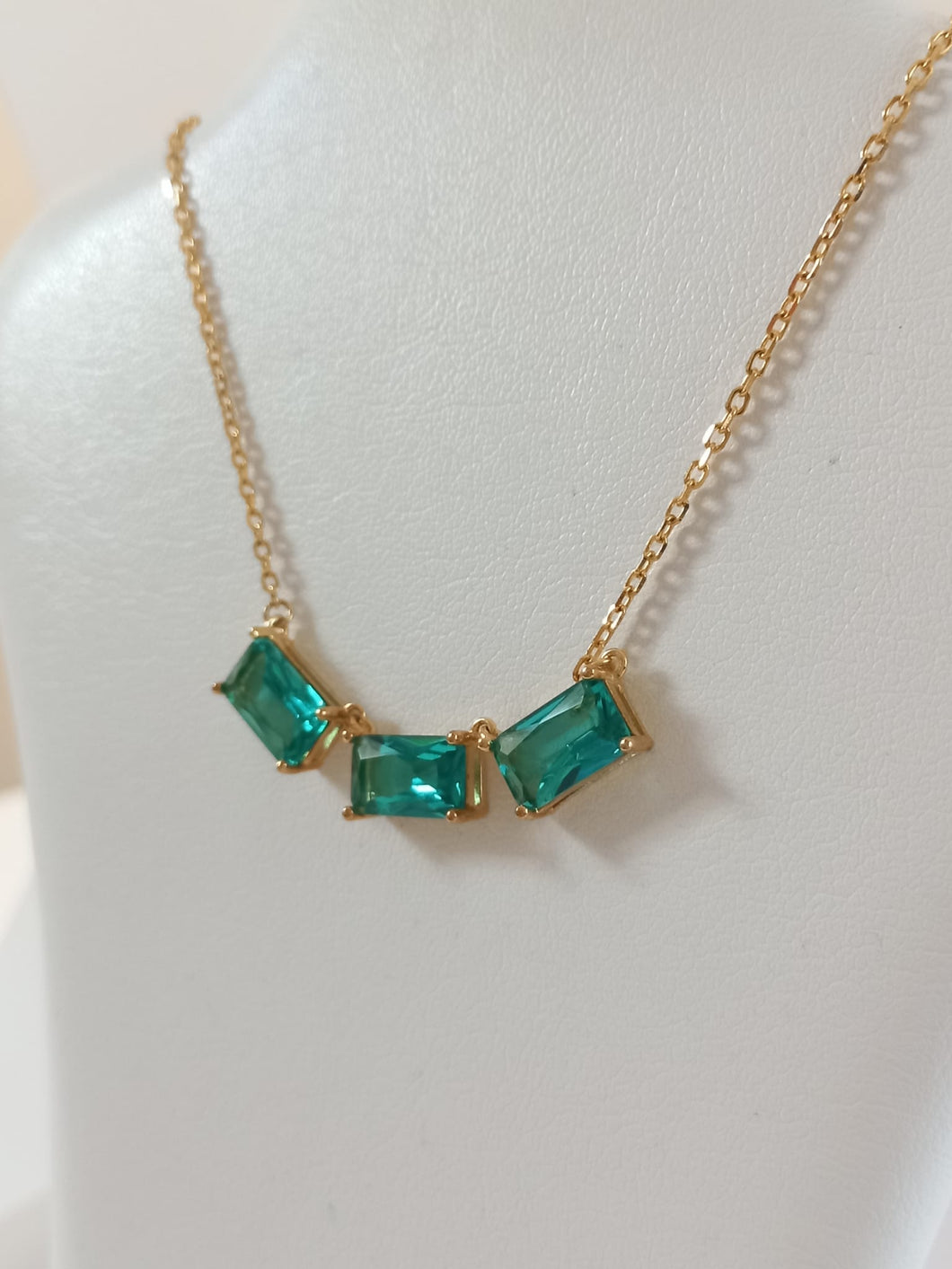 Collana dorata con pietre verdi