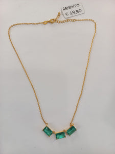 Collana dorata con pietre verdi