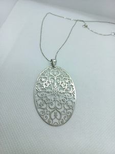 Collana con pendente traforato